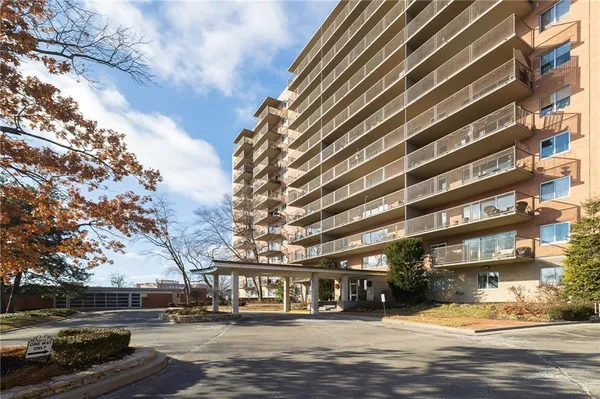 $140,000 | 4550 Warwick Boulevard, Unit 206, Kansas City, MO 64111