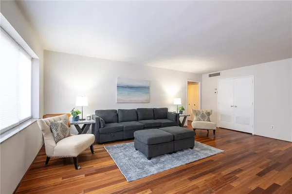 $140,000 | 4550 Warwick Boulevard, Unit 206, Kansas City, MO 64111