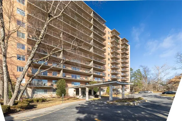 $140,000 | 4550 Warwick Boulevard, Unit 206, Kansas City, MO 64111