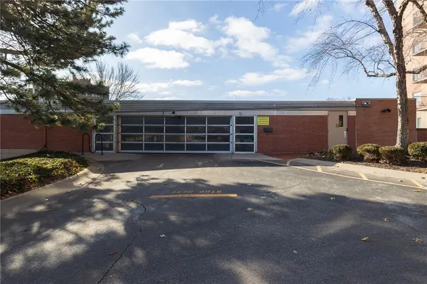 $140,000 | 4550 Warwick Boulevard, Unit 206, Kansas City, MO 64111