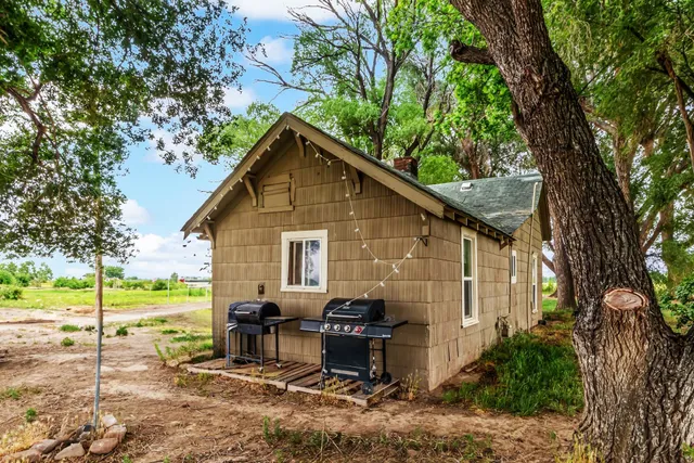 a view of a house with backyard and garden