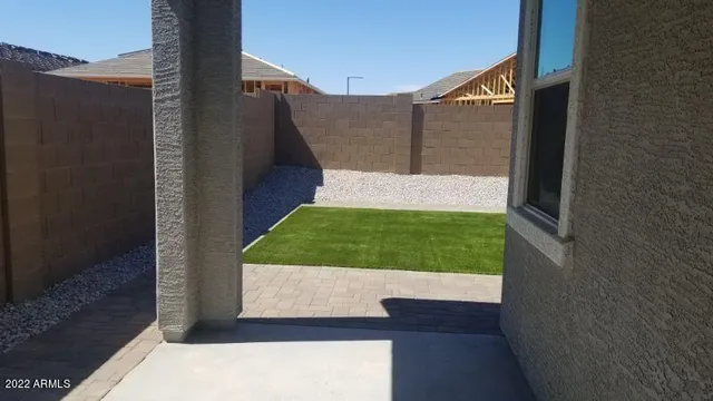 a view of a back yard