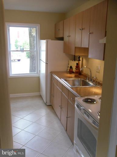 9349 Taney Road Manassas, VA 20110 - Photo 6 of 19 Under counter lighting adds a warm glow.