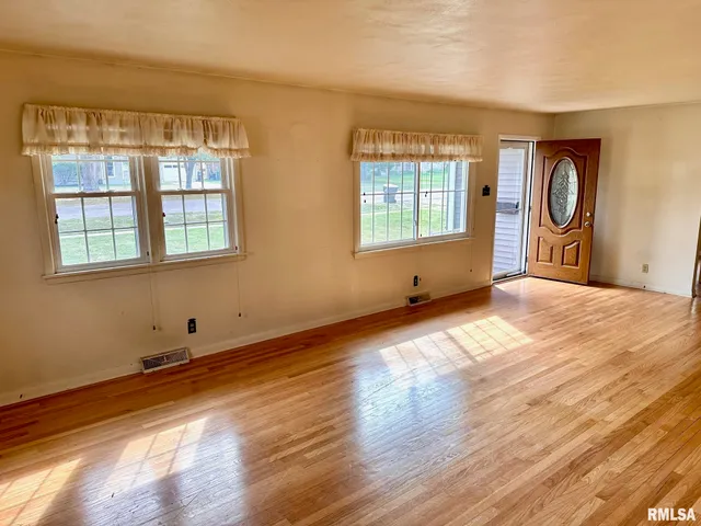 $158,000 | 512 West Greenwood Avenue, Jacksonville, IL 62650