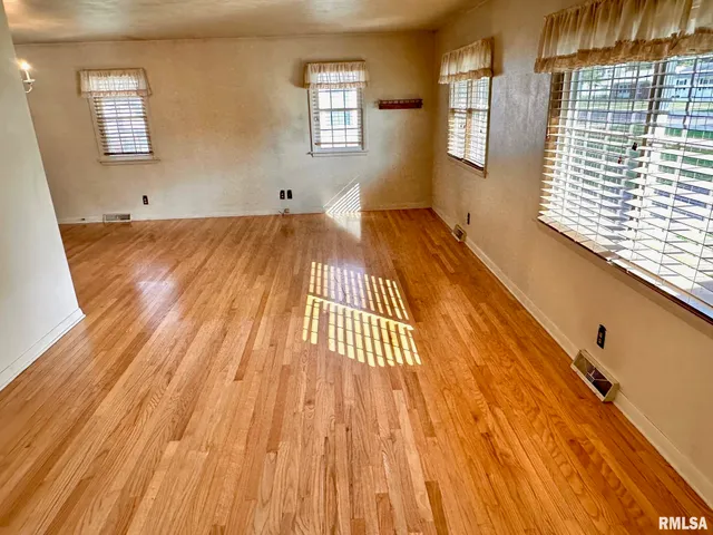 $158,000 | 512 West Greenwood Avenue, Jacksonville, IL 62650