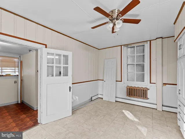 a view of an entryway with a livingroom