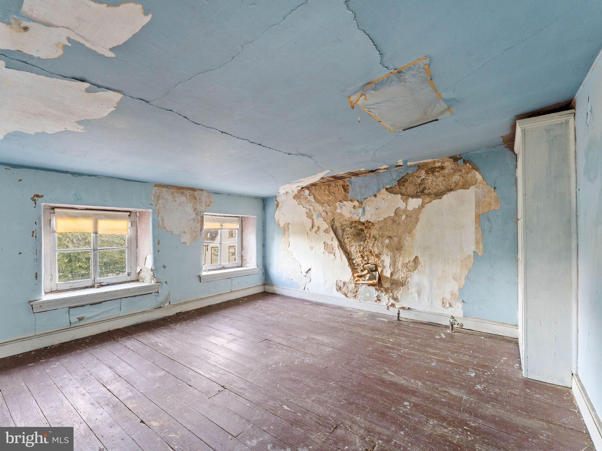 149 Herman Street Philadelphia, PA 19144 - Photo 35 of 35 an empty room with windows and closet
