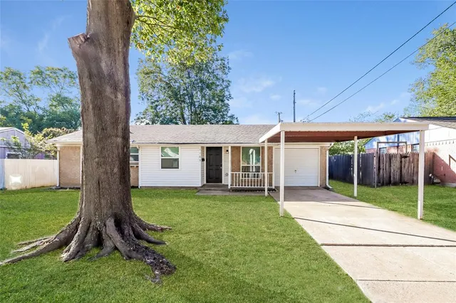 a view of a house with backyard and garden