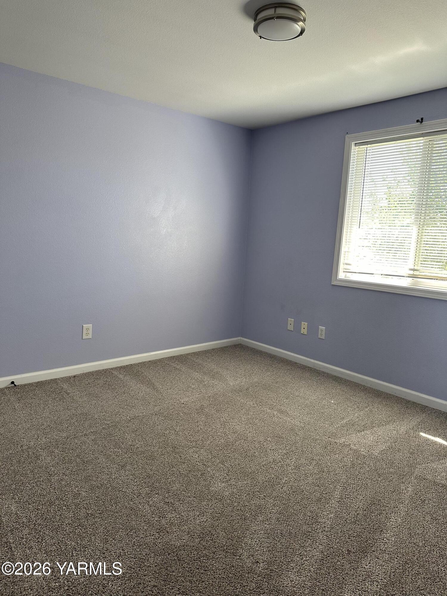 514 Cascade Avenue Moxee, WA 98936 - Photo 11 of 25 an empty room with a window