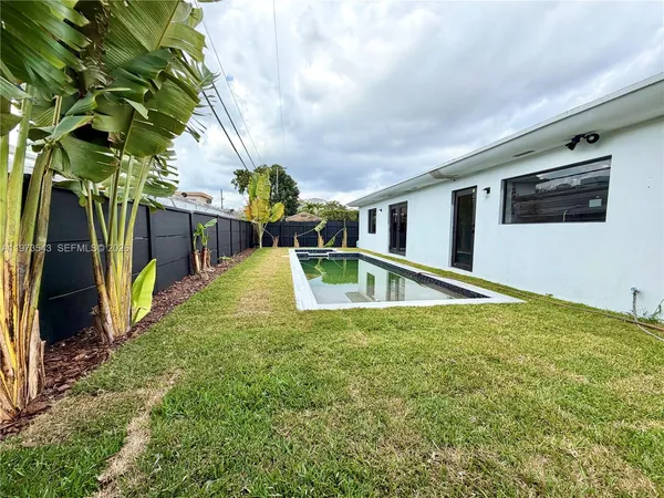 a view of a house with backyard