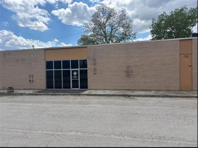 $114,900 | 100 Northeast 2nd Street, Hardin, MO 64035