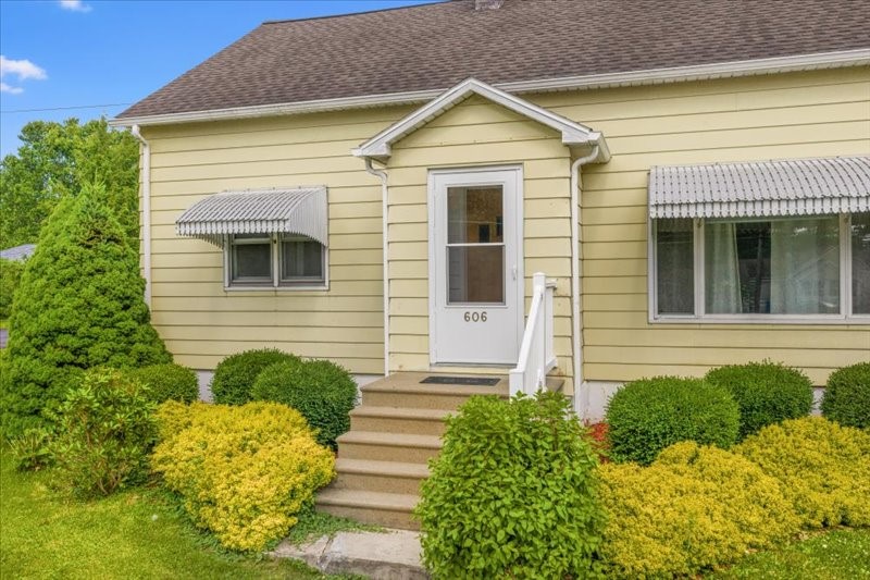 606 Reynolds Road Johnson City, NY 13790 - Photo 4 of 38