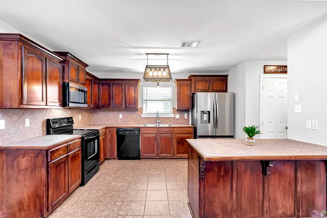 $214,900 | 11553 Mary Lee Drive, Denham Springs, LA 70726