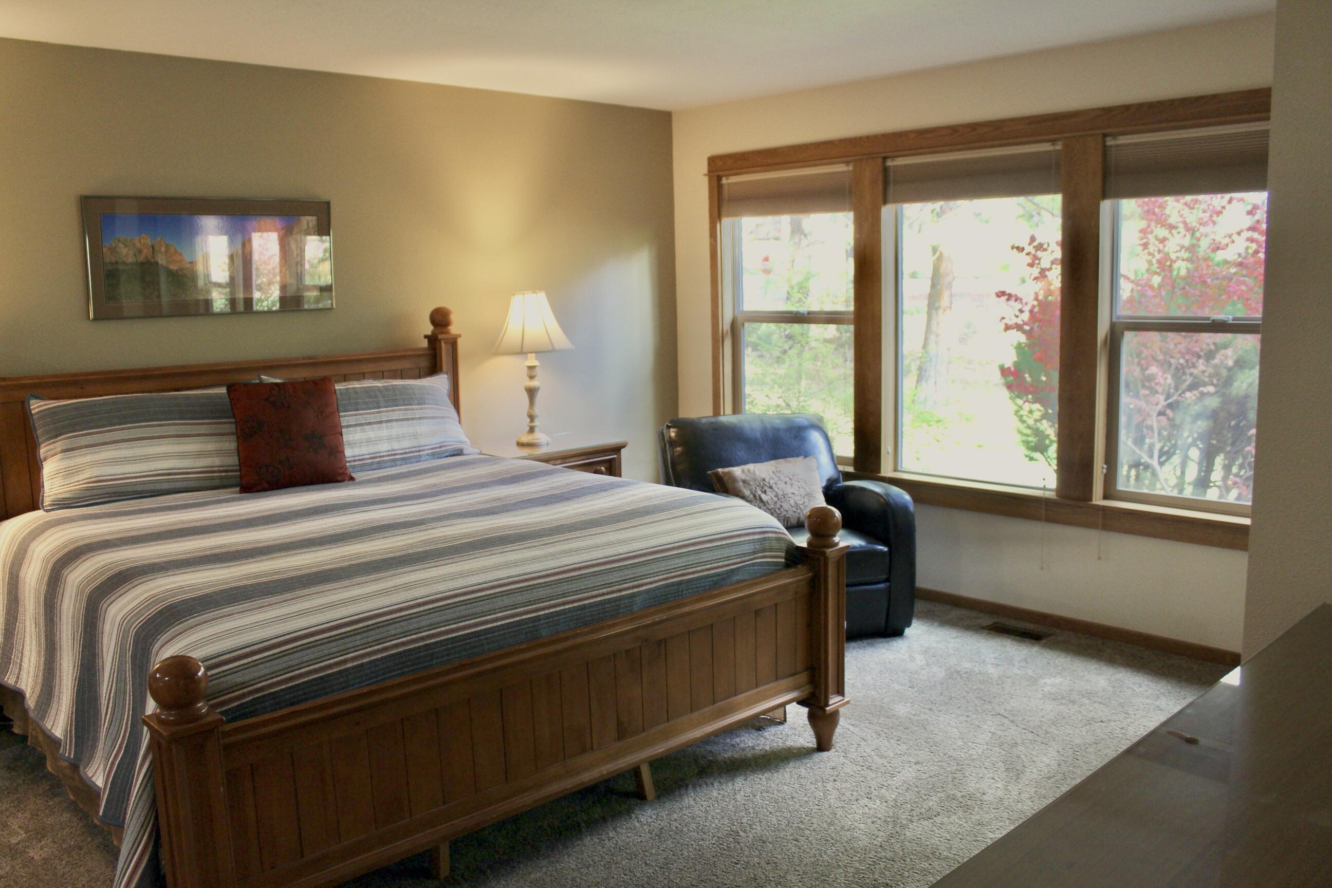 57307 Beaver Ridge Loop, Unit 7C Sunriver, OR 97707 - Photo 15 of 21 a bedroom with a bed and a large window