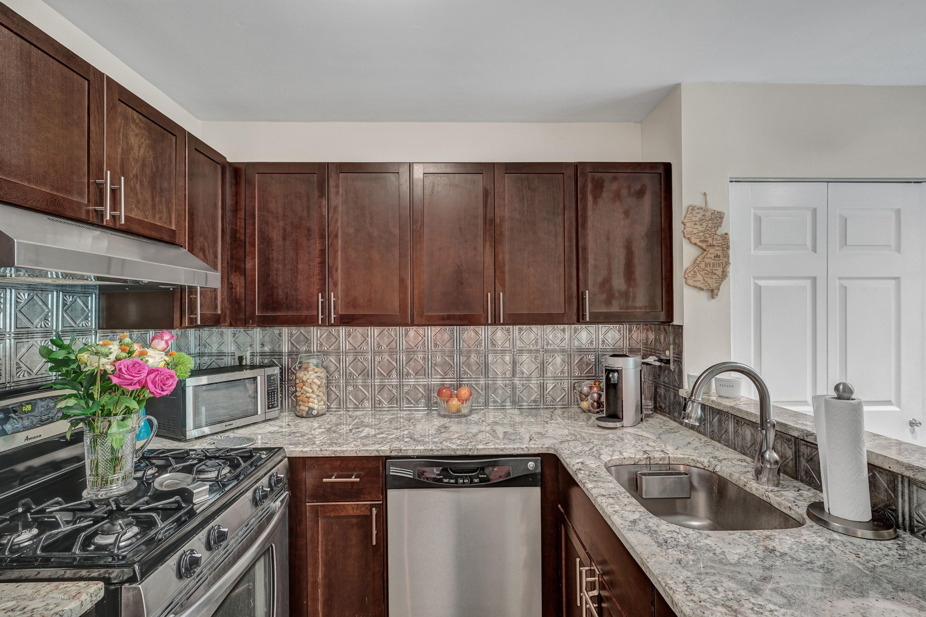 19 Horseshoe Court Tinton Falls, NJ 07753 - Photo 7 of 28 SPACIOUS NEWER KITCHEN