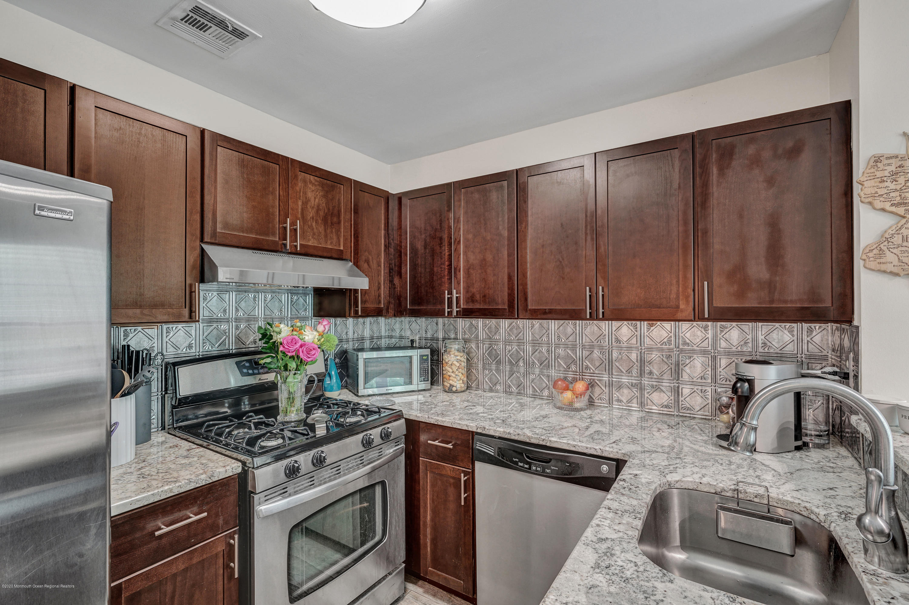 19 Horseshoe Court Tinton Falls, NJ 07753 - Photo 9 of 28 STAINLESS BACKSPLASH