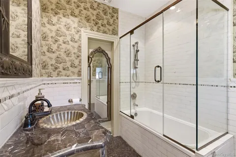 $4,345,000 | 2 Shore Drive, Manhasset, NY 11030