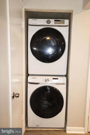 a close up view of a washer and dryer