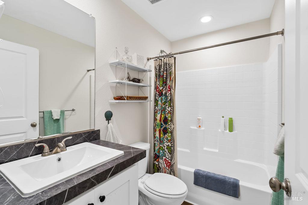 162 Redwing Drive Santa Rosa, CA 95409 - Photo 27 of 33 Hall bath with shower over tub