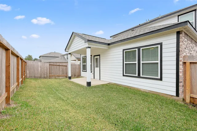 a view of a house with backyard and porch
