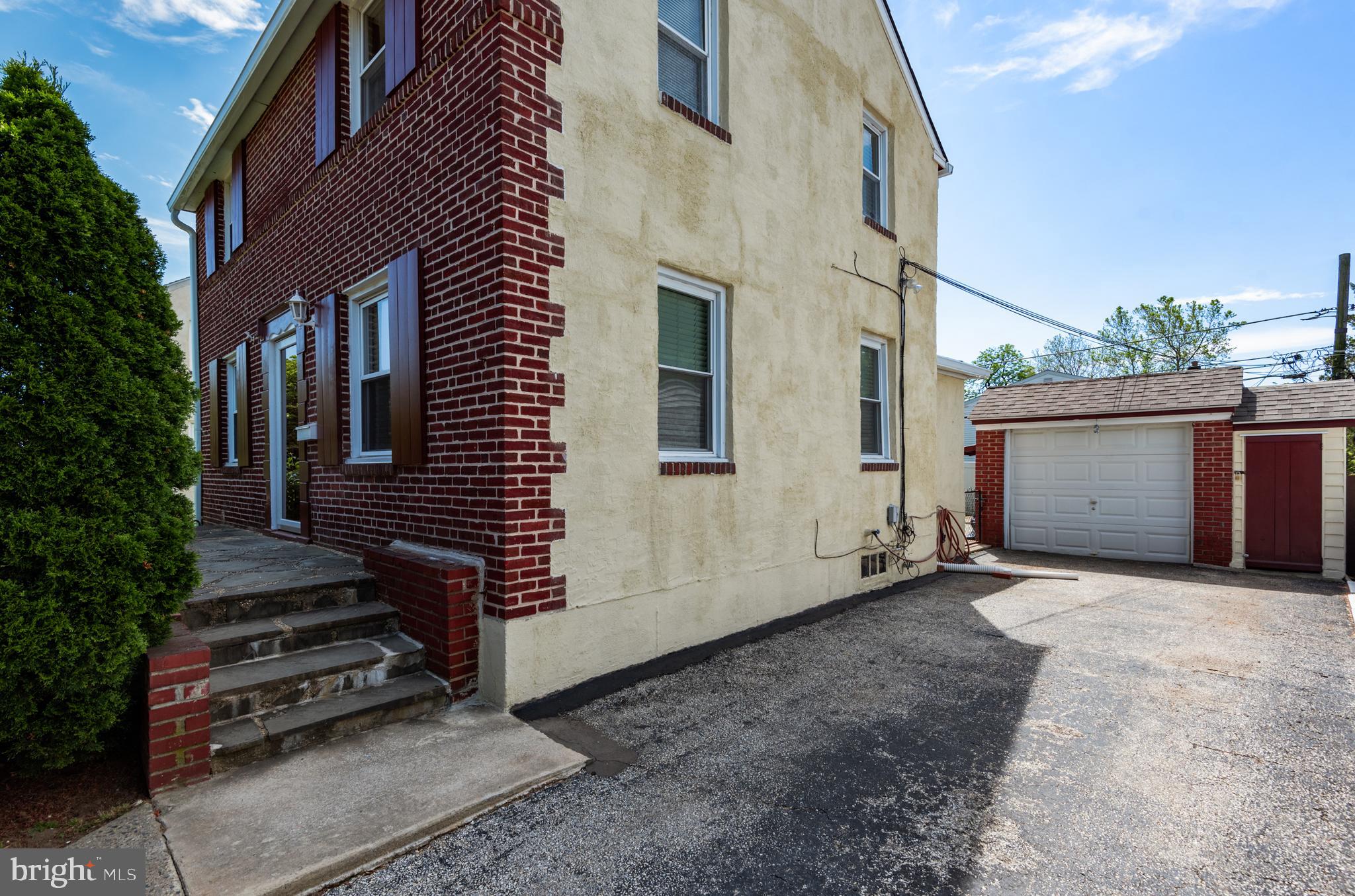 1026 Edgerton Road Secane, PA 19018 - Photo 3 of 32