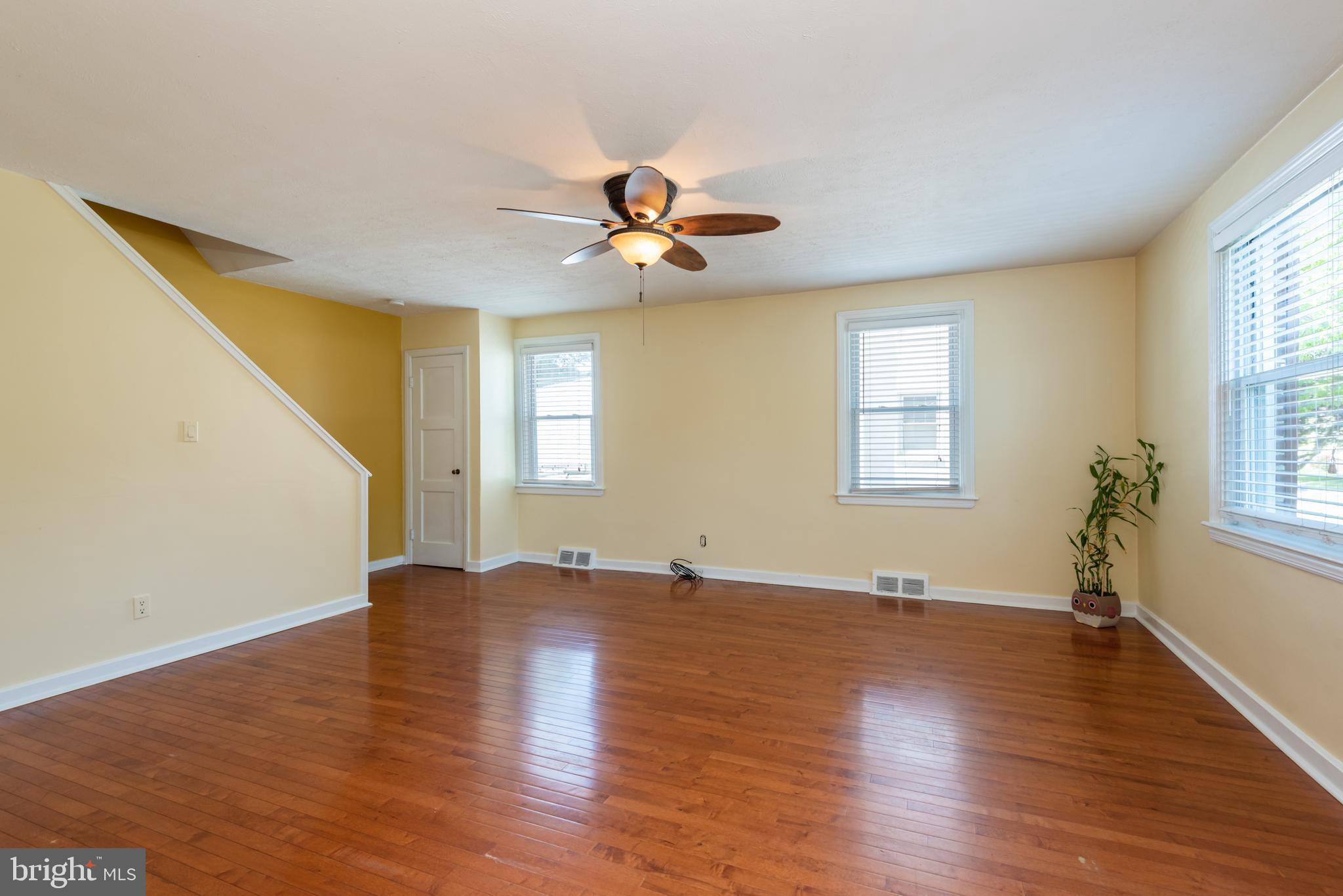 1026 Edgerton Road Secane, PA 19018 - Photo 5 of 32