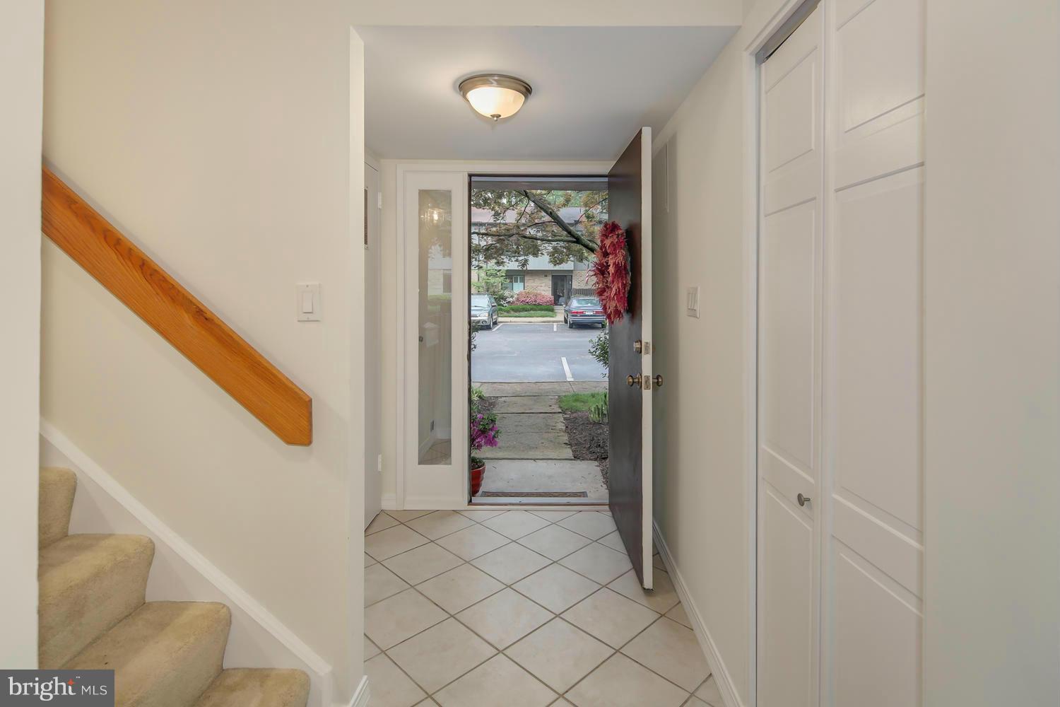 1817 Ivy Oak Square Reston, VA 20190 - Photo 4 of 28 Foyer