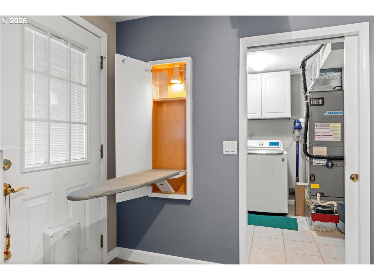 17110 South Potter Road Oregon City, OR 97045 - Photo 26 of 46 a living room with a bed and a window
