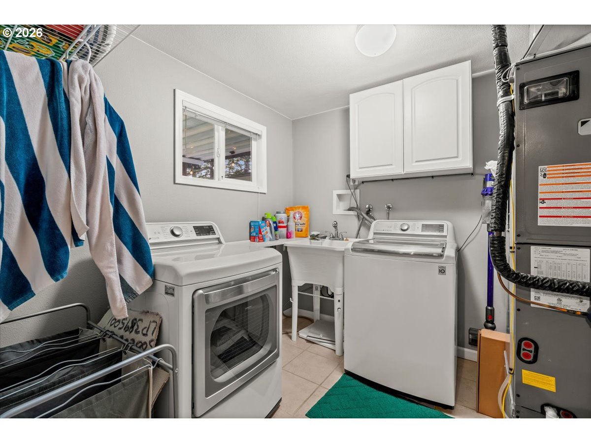 17110 South Potter Road Oregon City, OR 97045 - Photo 27 of 46 a utility room with closet dryer and washer