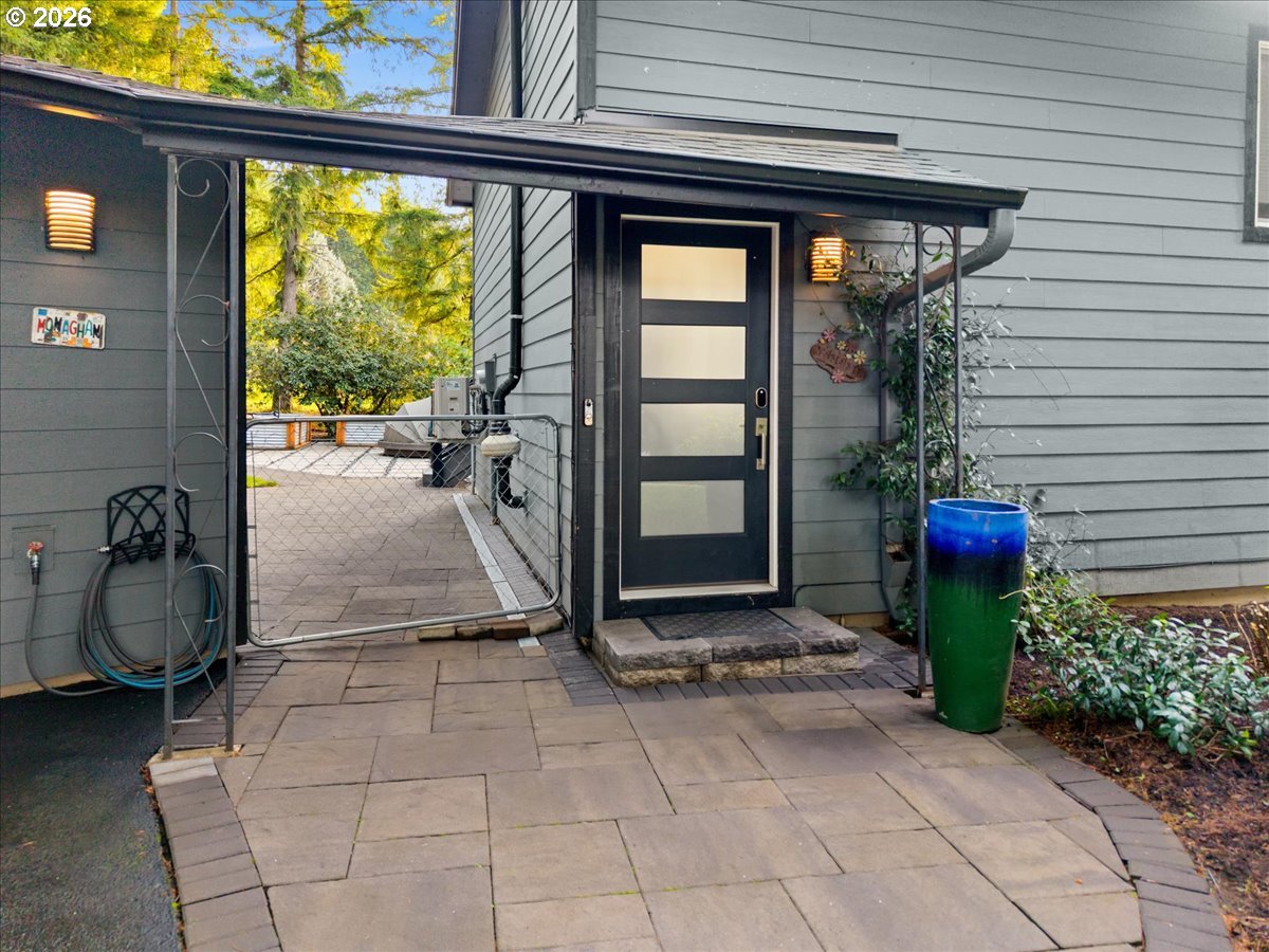 17110 South Potter Road Oregon City, OR 97045 - Photo 3 of 46 a room view with a garden space