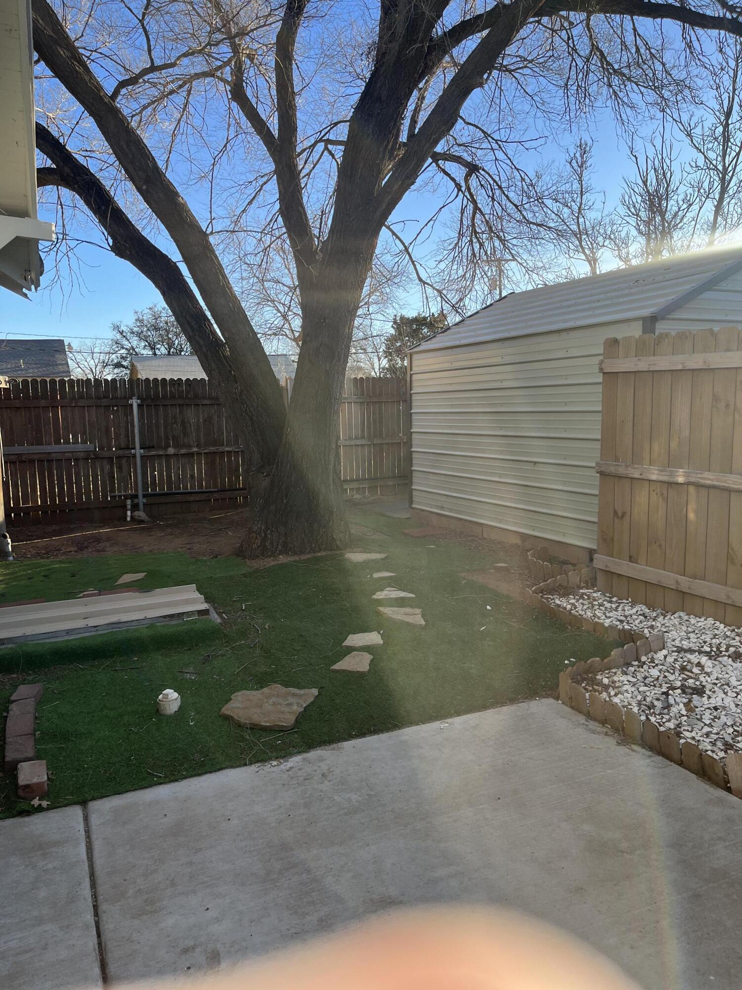 605 South 10th Street Slaton, TX 79364 - Photo 17 of 19 a backyard of a house