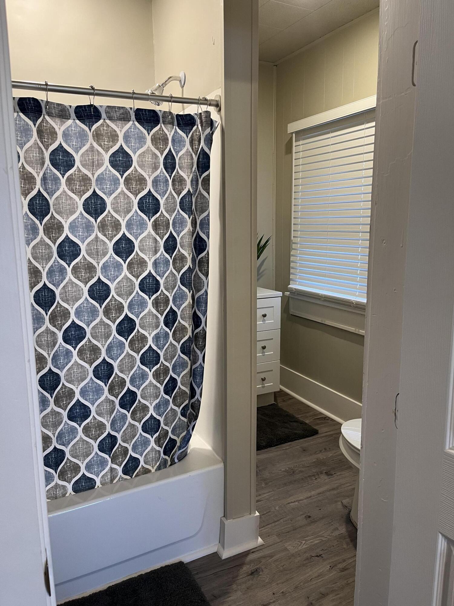 605 South 10th Street Slaton, TX 79364 - Photo 7 of 19 a view of a bathroom