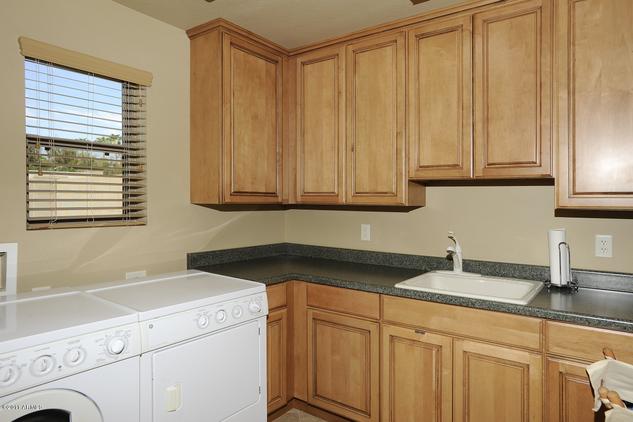 4215 East Piccadilly Road Phoenix, AZ 85018 - Photo 12 of 15 Laundry Room