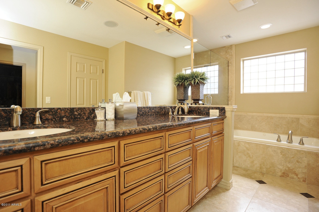 4215 East Piccadilly Road Phoenix, AZ 85018 - Photo 7 of 15 Master Bathroom