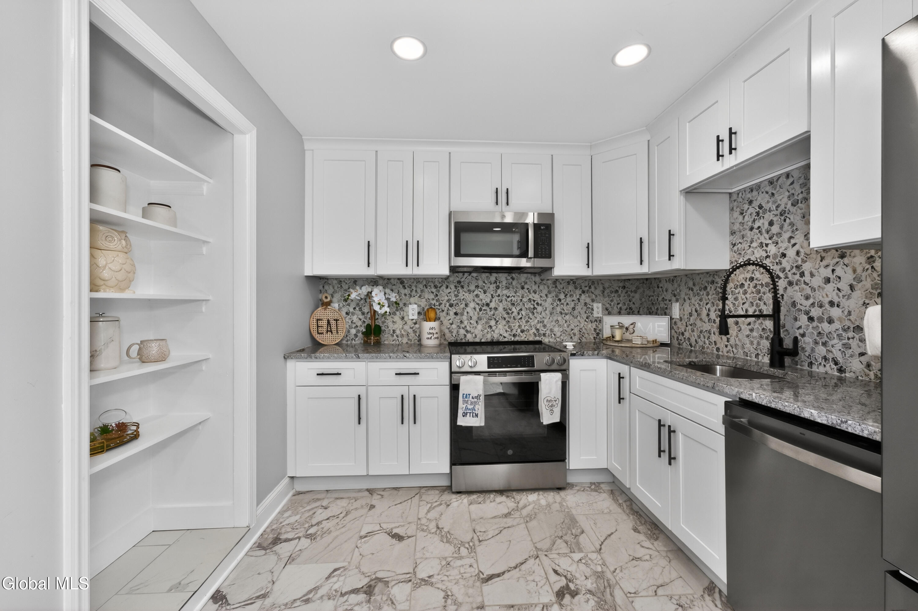 253 Vly Road Colonie, NY 12309 - Photo 12 of 34 2 Kitchen 3
