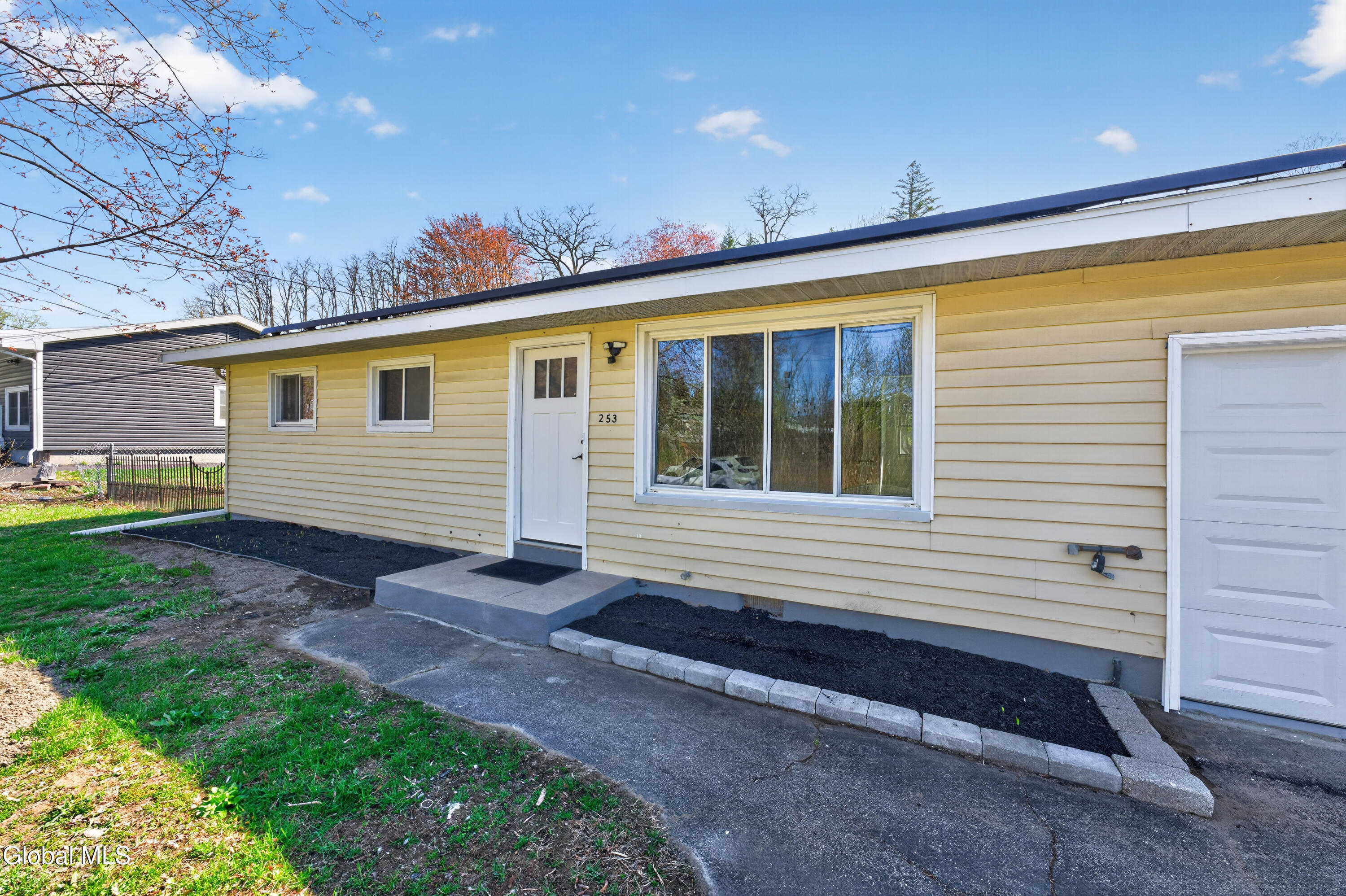 253 Vly Road Colonie, NY 12309 - Photo 3 of 34 0 Front 4
