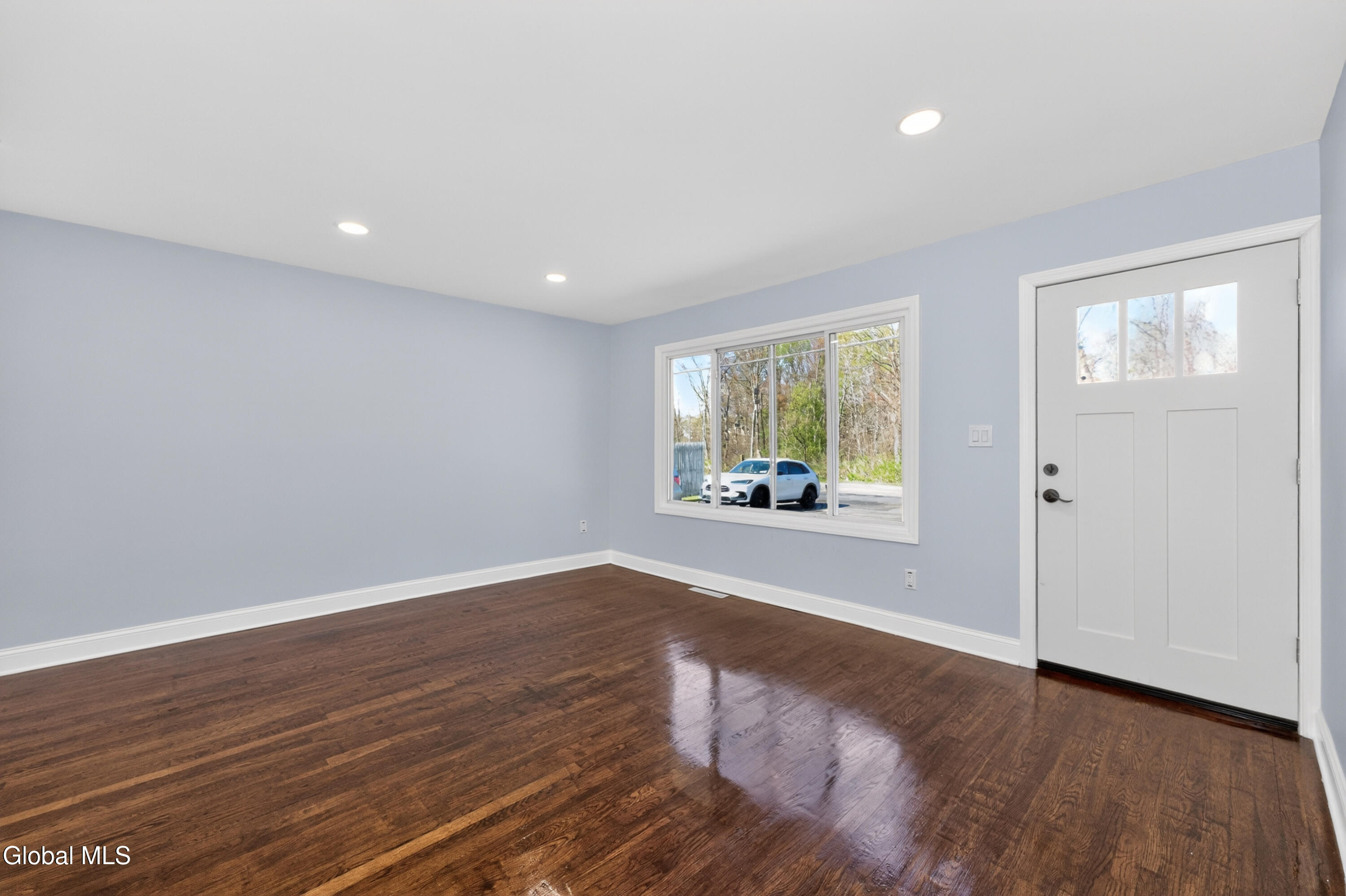253 Vly Road Colonie, NY 12309 - Photo 4 of 34 1 Livingroom 2