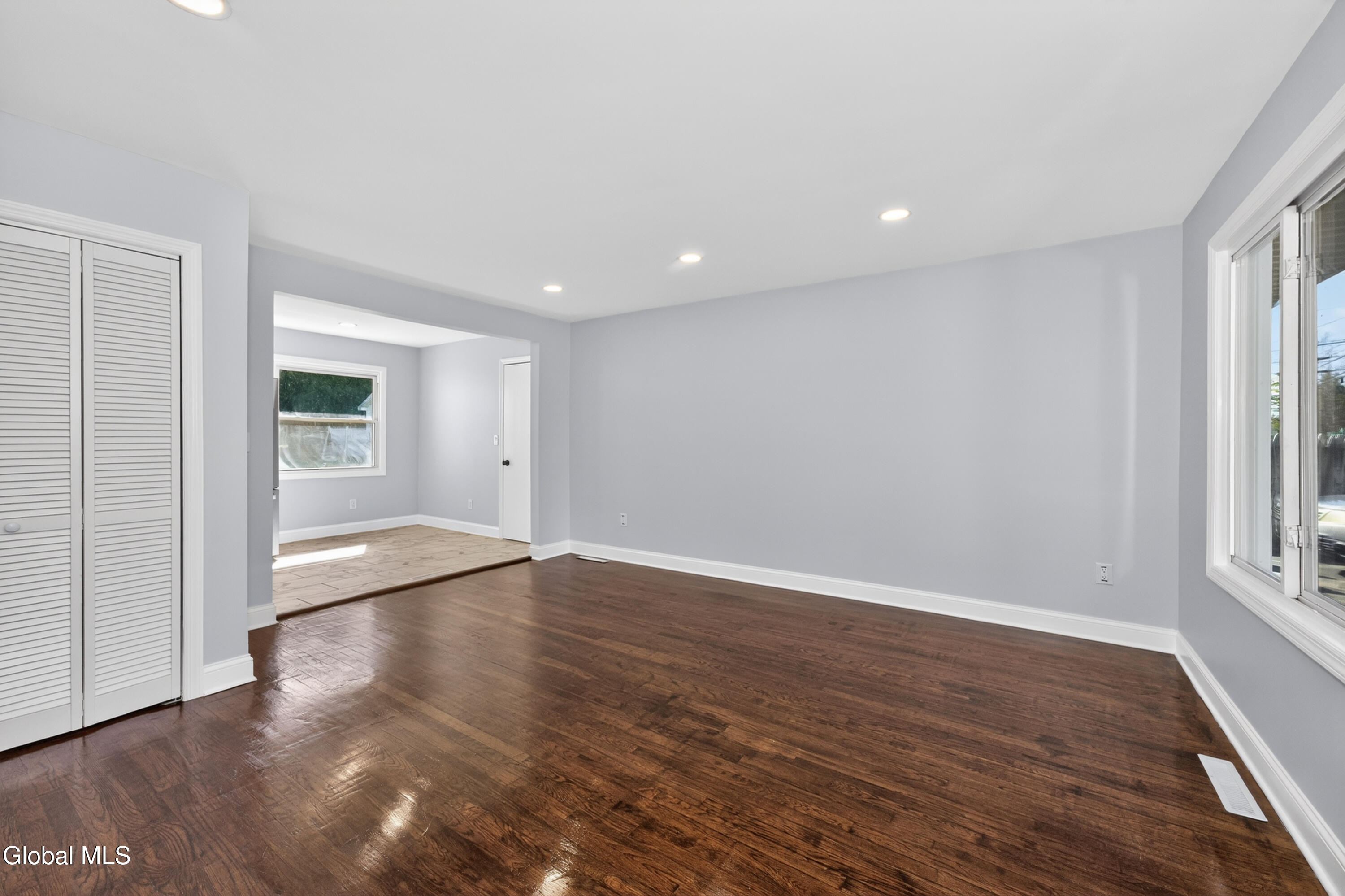253 Vly Road Colonie, NY 12309 - Photo 6 of 34 1 Livingroom 1