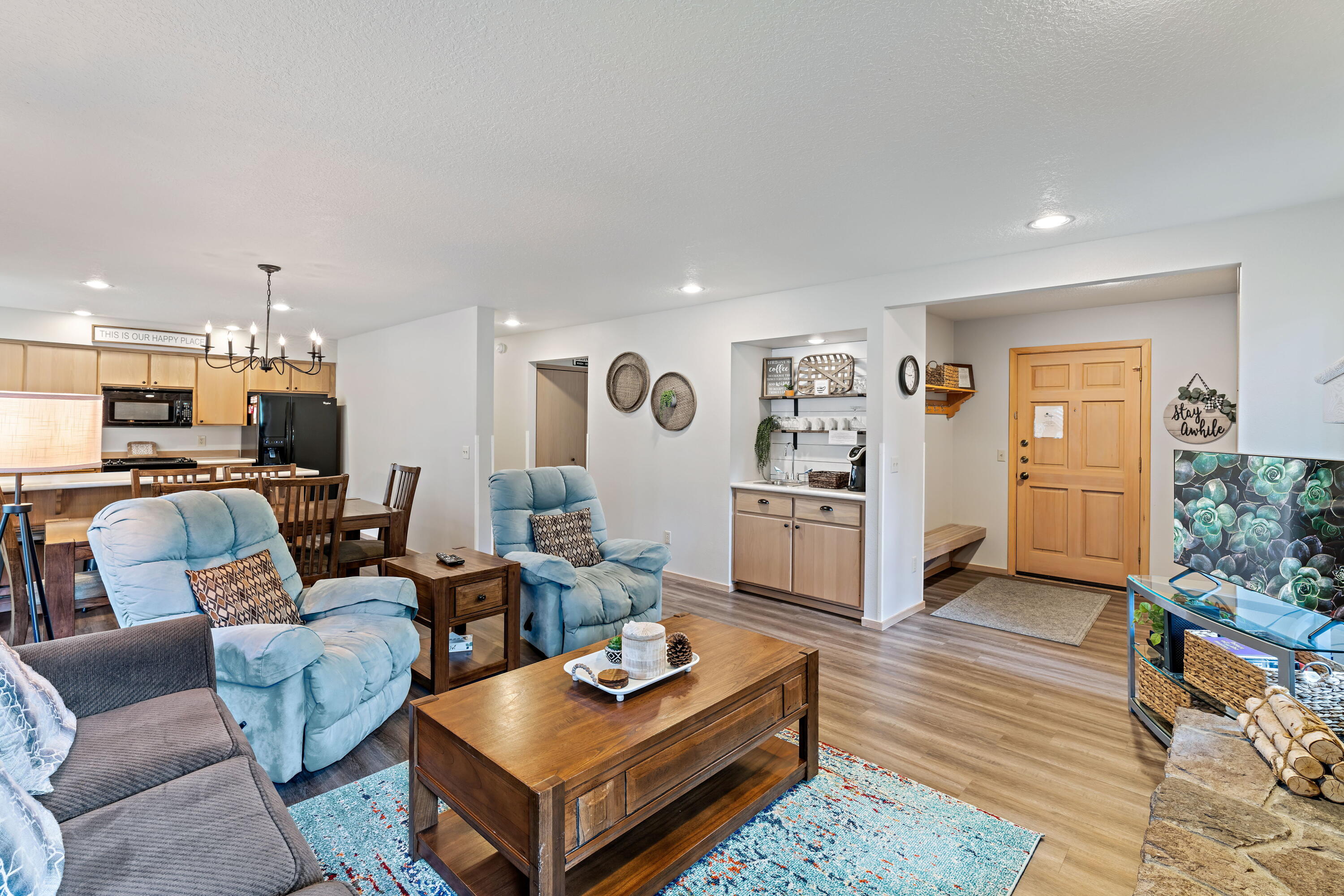 57340 Beaver Ridge Loop, Unit 17D Sunriver, OR 97707 - Photo 6 of 26 6-lvrm-coffeebar-kit