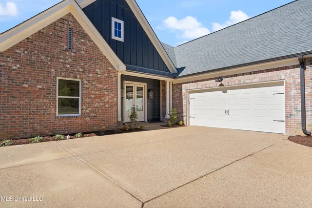 $369,900 | 2373 Highway 301, Hernando, MS 38632