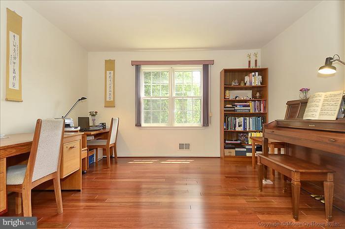 13623 Castle Cliff Way Silver Spring, MD 20904 - Photo 3 of 30 Library/ Study