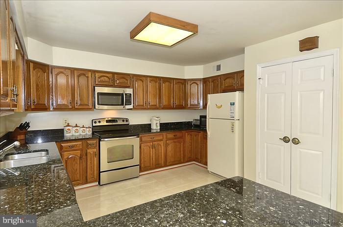 13623 Castle Cliff Way Silver Spring, MD 20904 - Photo 8 of 30 Bright & cheery w/ granite counters & large pantry