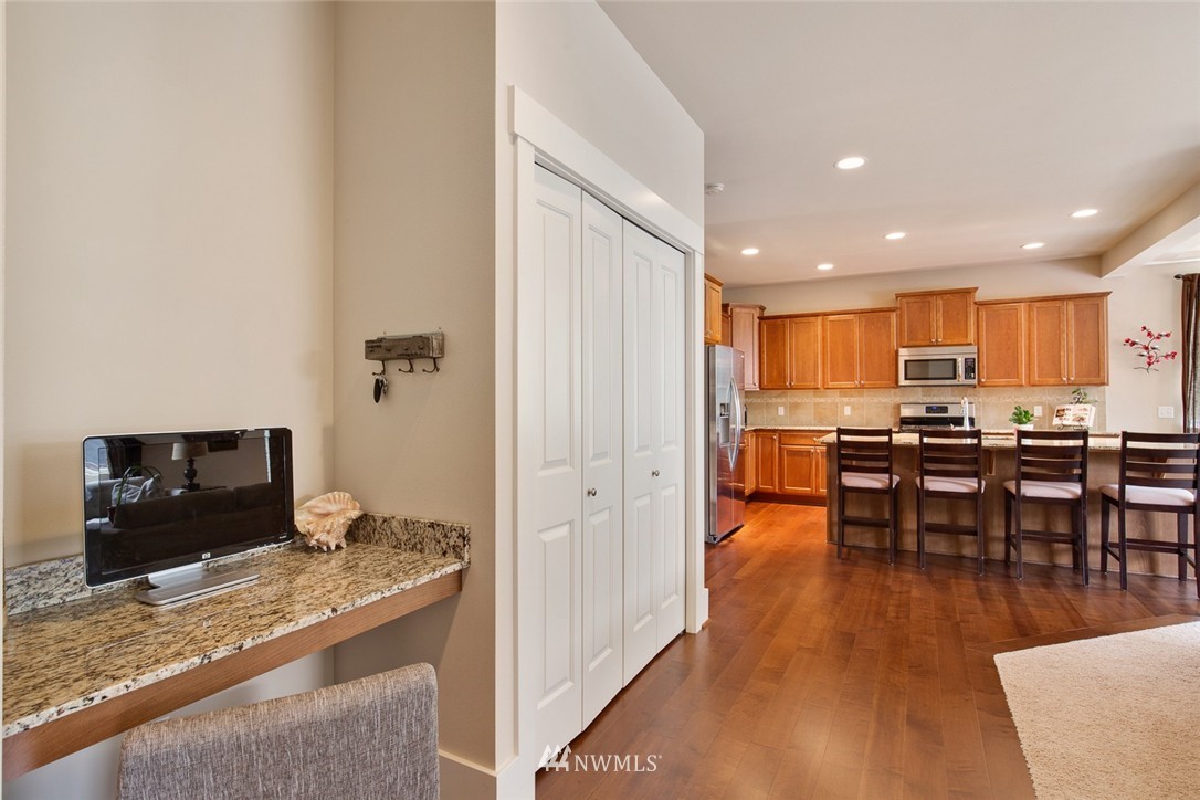 5253 Northeast 6th Street Renton, WA 98059 - Photo 9 of 25