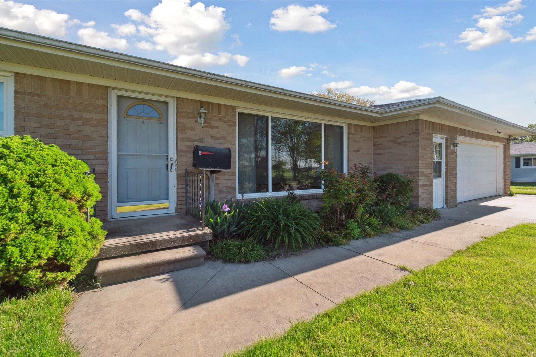 178 West Henderson Road Owosso, MI 48867 - Photo 5 of 71 50174559-1f1f296a-60b3-4dc5-b7a9-4a2271648d8f.JPG
