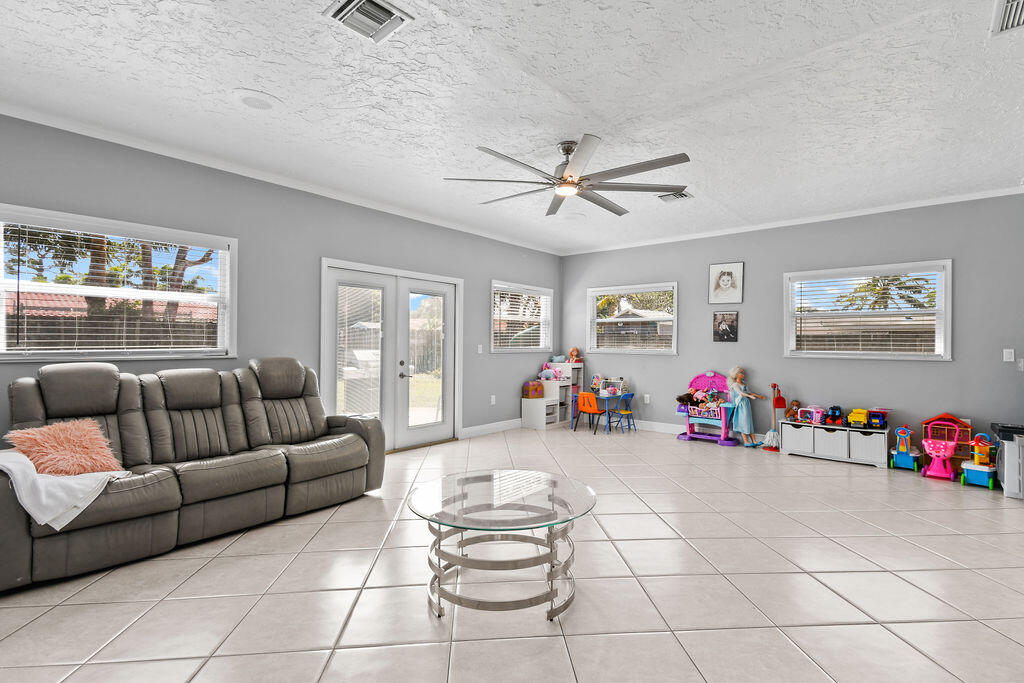 846 Rutherford Lane Haverhill, FL 33415 - Photo 18 of 52 846RutherfordLn_28