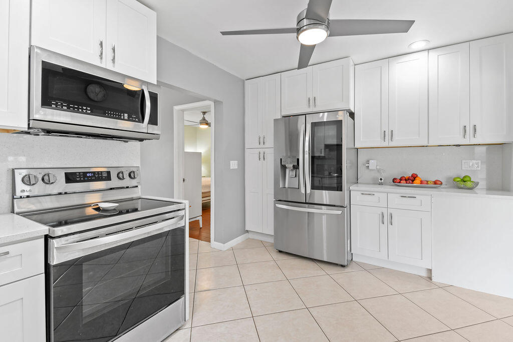 846 Rutherford Lane Haverhill, FL 33415 - Photo 3 of 52 846RutherfordLn_16