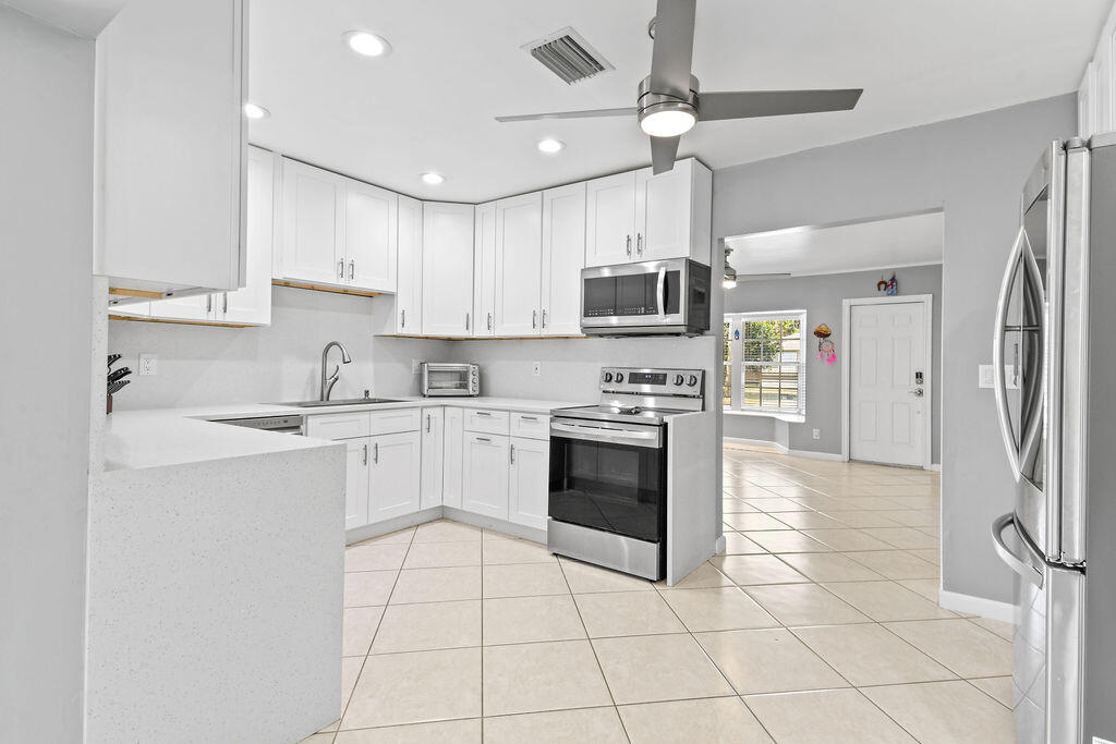 846 Rutherford Lane Haverhill, FL 33415 - Photo 8 of 52 846RutherfordLn_19