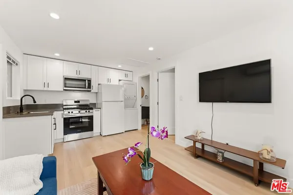 $2,400 | 7103 Hatillo Avenue, Winnetka, CA 91306