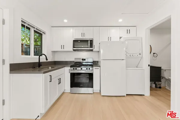$2,400 | 7103 Hatillo Avenue, Winnetka, CA 91306