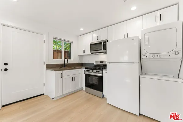 $2,400 | 7103 Hatillo Avenue, Winnetka, CA 91306